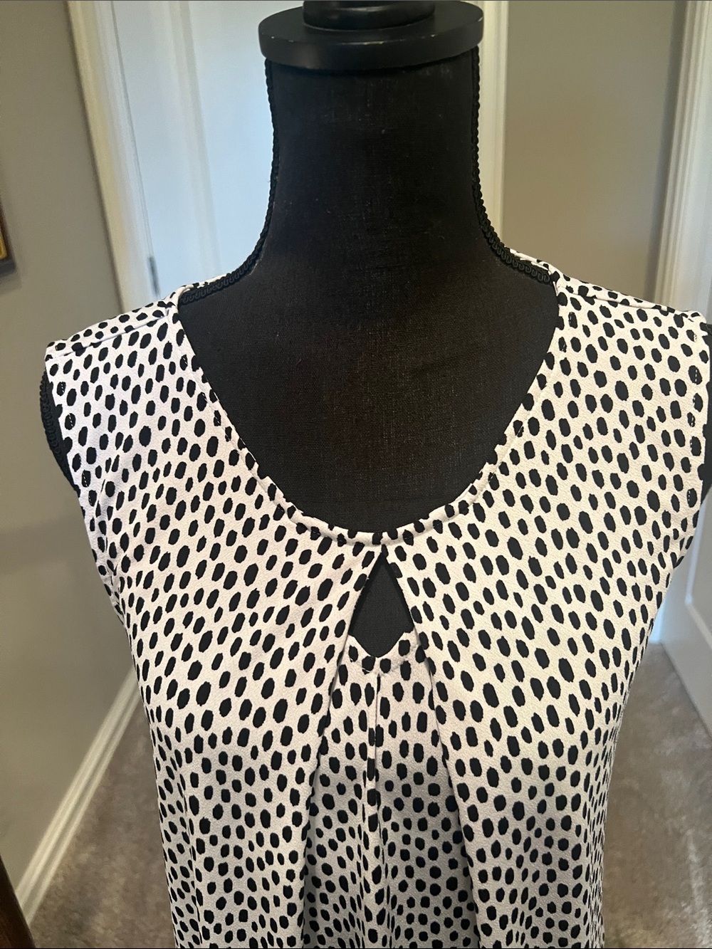 41 Hawthorn Black and White Sleeveless Dot Keyhole Tunic - Picture 3 of 8